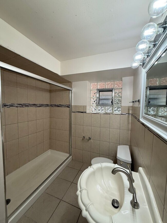 Building Photo - Bright & Airy 2BR Garden Unit | Parking In...