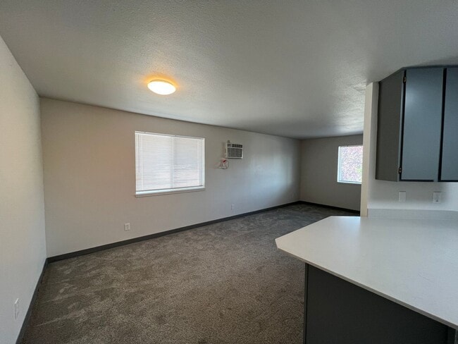 Building Photo - 806 E White Birch Ave