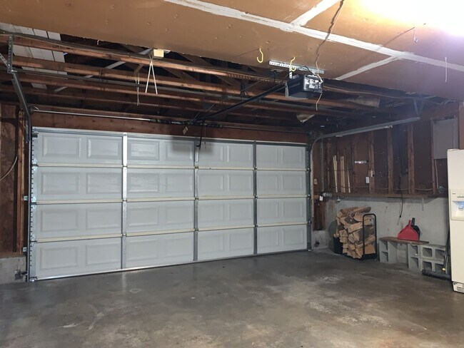 Building Photo - Spacious 3 Bed 2.5 bath Kent Split-Level home