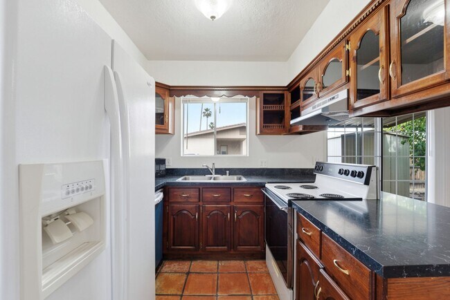 Building Photo - Maintained Mesa rental offering comfort, convenience, and easy access to everything the East Vall...