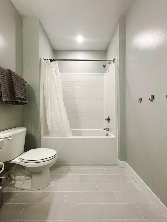 Building Photo - 2530 University Ave