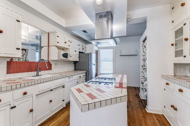 Building Photo - 2-BEDROOM UPSTAIRS DUPLEX OVERLOOKING SAN ...