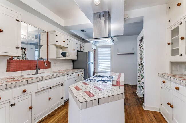 Building Photo - 526 Pershing Ave