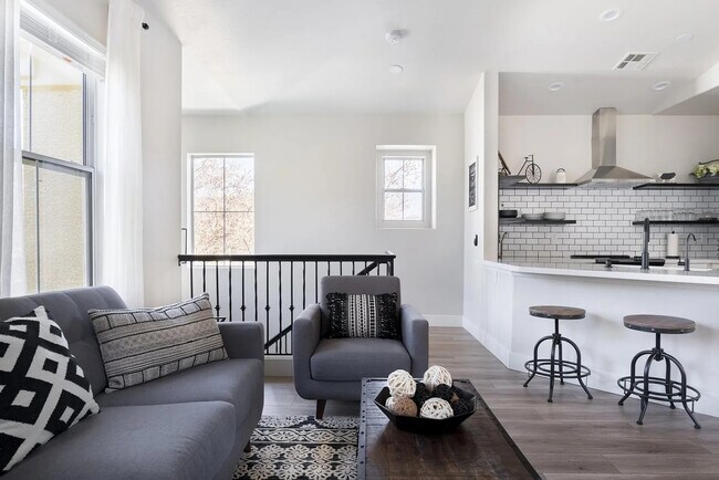 Interior Photo - 156 W Laurel Ct