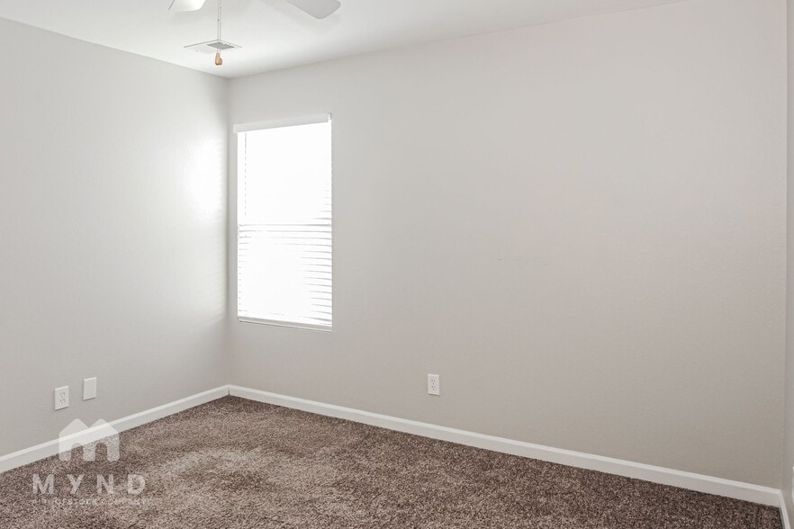 Building Photo - 3225 Lakeland Dr SW