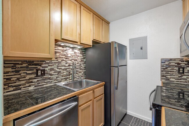 Building Photo - Large Two Bed / One bath in great Art deco building near Washington park.