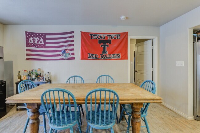 Building Photo - Two Story, 3 Bed / 2 Bath Duplex with Mode...