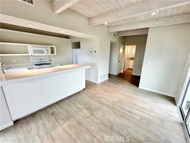 Building Photo - 353 Cedar Way