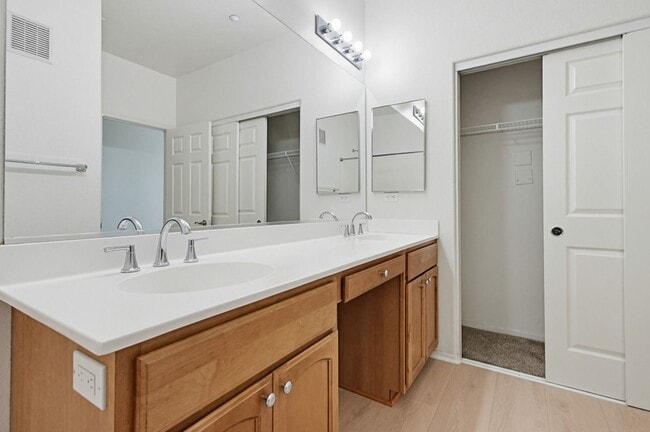 Building Photo - Oceanside - Pelican Cove Townhouse!