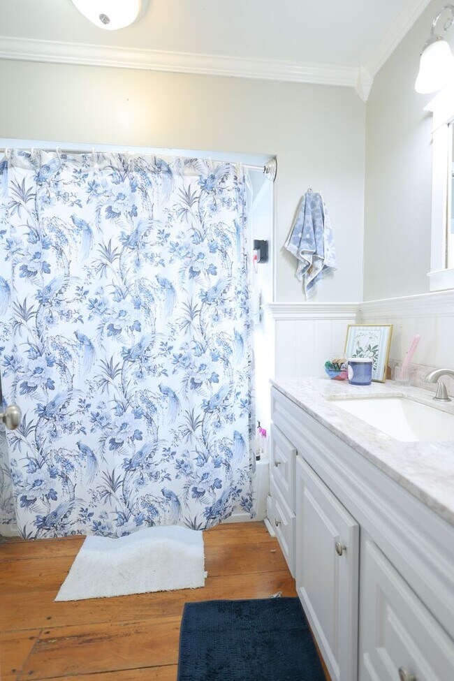 Building Photo - Beautifully Updated 4 bed house w/ fully fenced in yard **