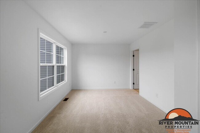 Building Photo - Spacious Townhome with Garage and Bonus Space in Blacksburg