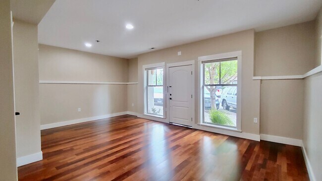 Building Photo - Luxury 3 Bedroom Townhome in Lake Oswego’s...