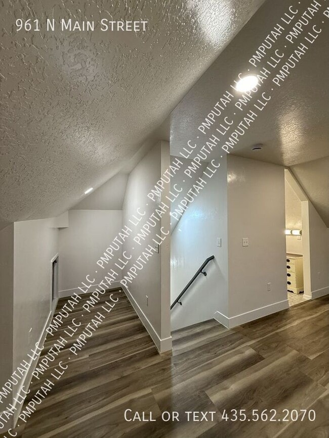 Building Photo - 961 N Main St