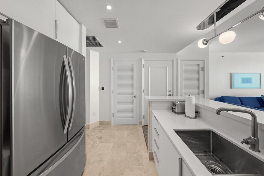Building Photo - 4441 Collins Ave