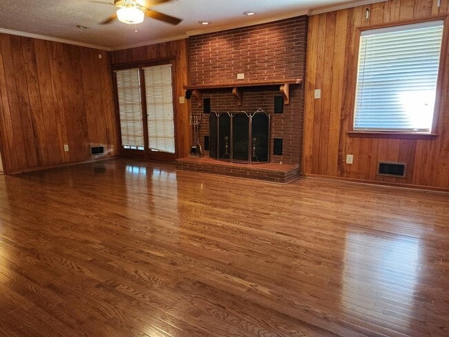 Building Photo - 1181 Lake Shore Cir