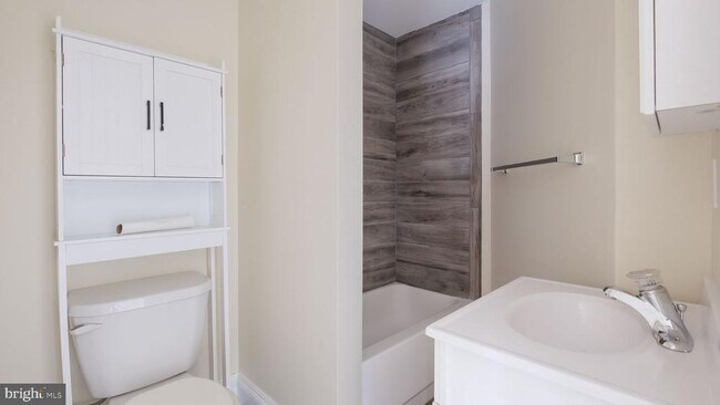 Building Photo - 2 E State St