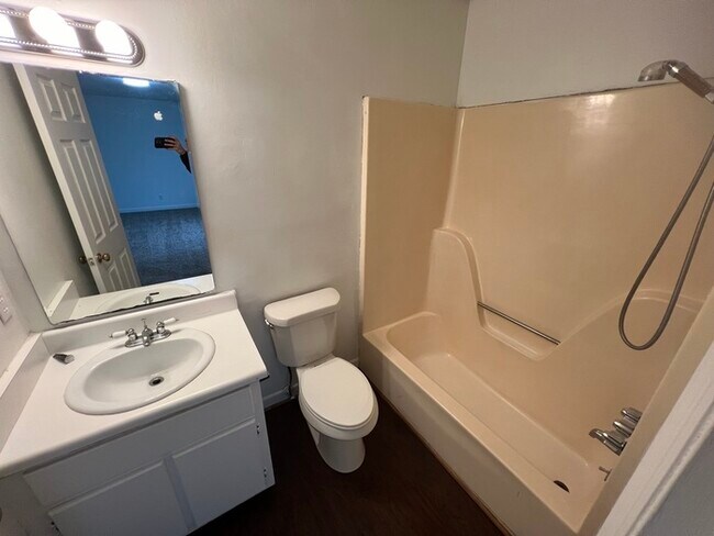 Building Photo - 206 Woodburn Club Ln