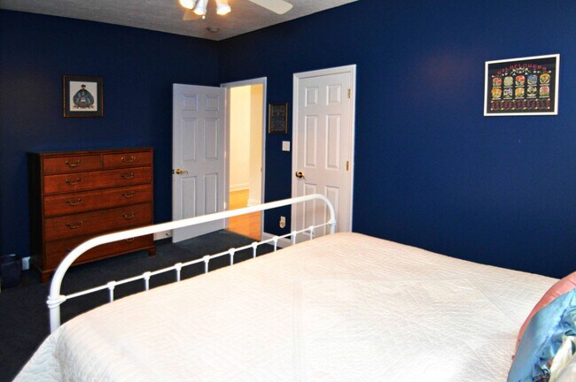 Building Photo - 4 Bedroom || 3 Bathroom home on Leesville Lake