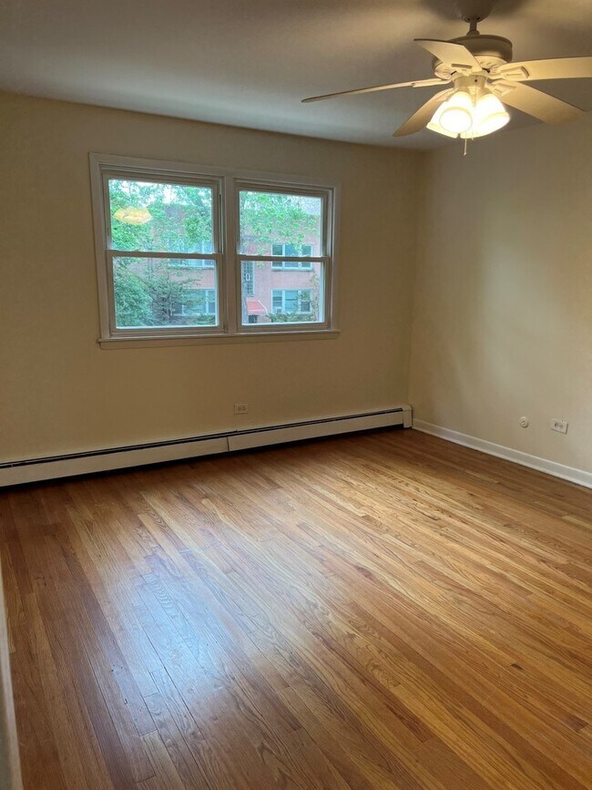 Building Photo - 7542 N Oakley Ave