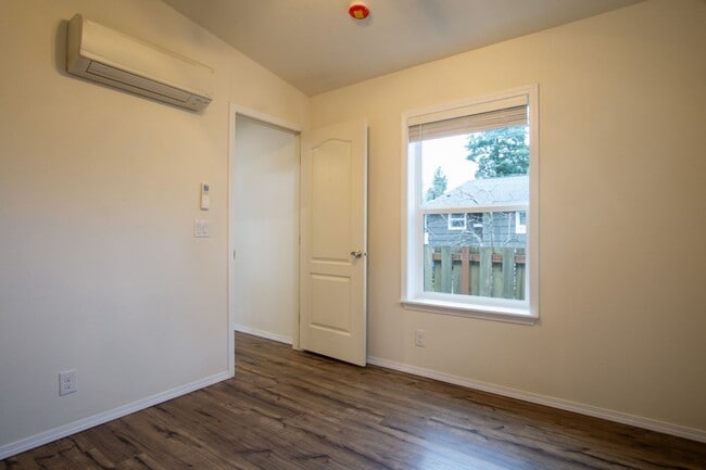 Building Photo - 1846 SE Harold St