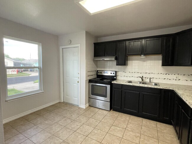 Building Photo - 4606 Nesbitt Dr