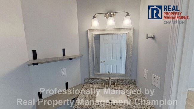 Building Photo - Immaculate 2 BD/2 BA Townhome with Open Floorplan and Split Bedrooms