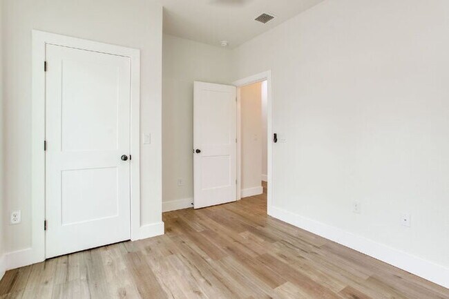 Building Photo - Build in 2025, 3 bed 3 bath near downtown!