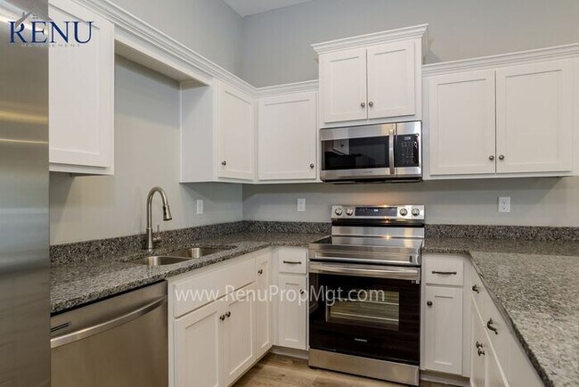 Building Photo - Holiday Special: Free First Month's Rent!!
