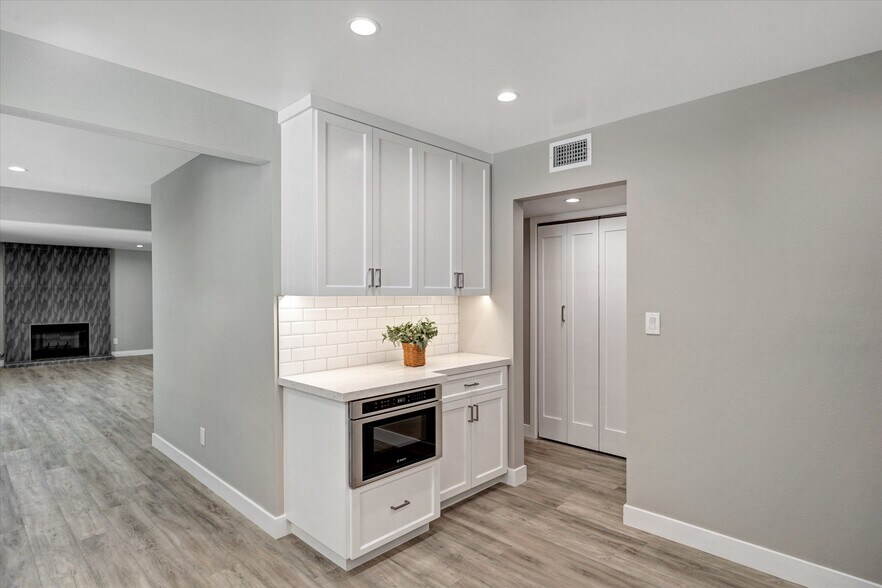 Building Photo - 5346 Tyrone Ave