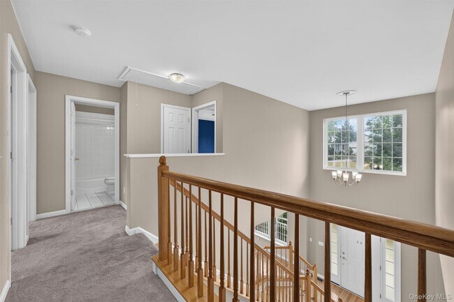 Building Photo - 5 Oldwyck Crescent