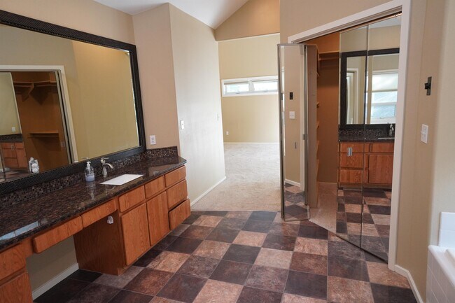 Building Photo - 1394 E Holly St