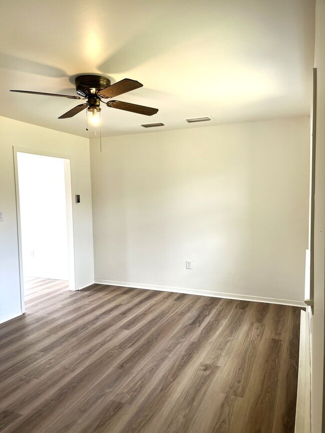 Building Photo - 2 bed/1 bath townhouse located in the Boro...