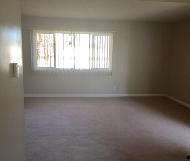 Large living room - 3452 Redwood Ct
