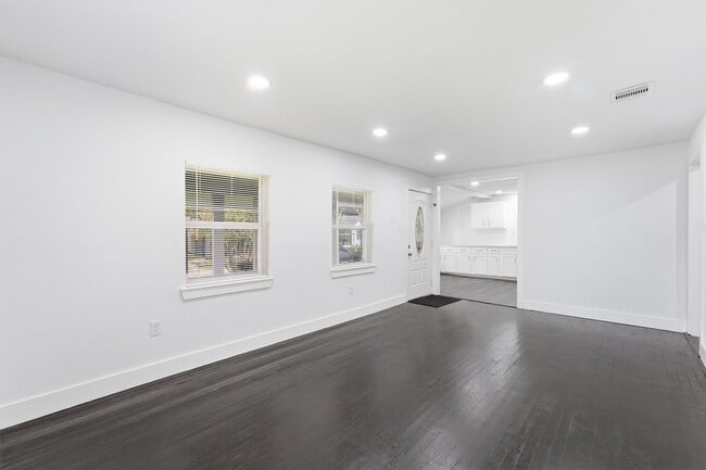 Building Photo - 2281 Des Jardines St