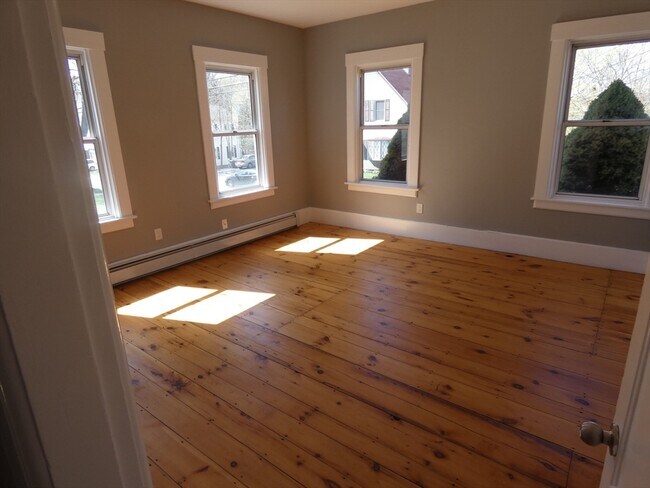 Building Photo - 94 Maple St