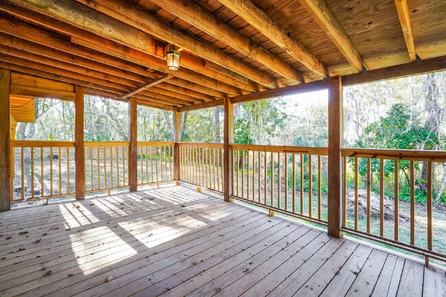 Building Photo - "Charming 3-Bed Sanctuary with Scenic Views in Floral City - 1608 Sq Ft of Comfort!"