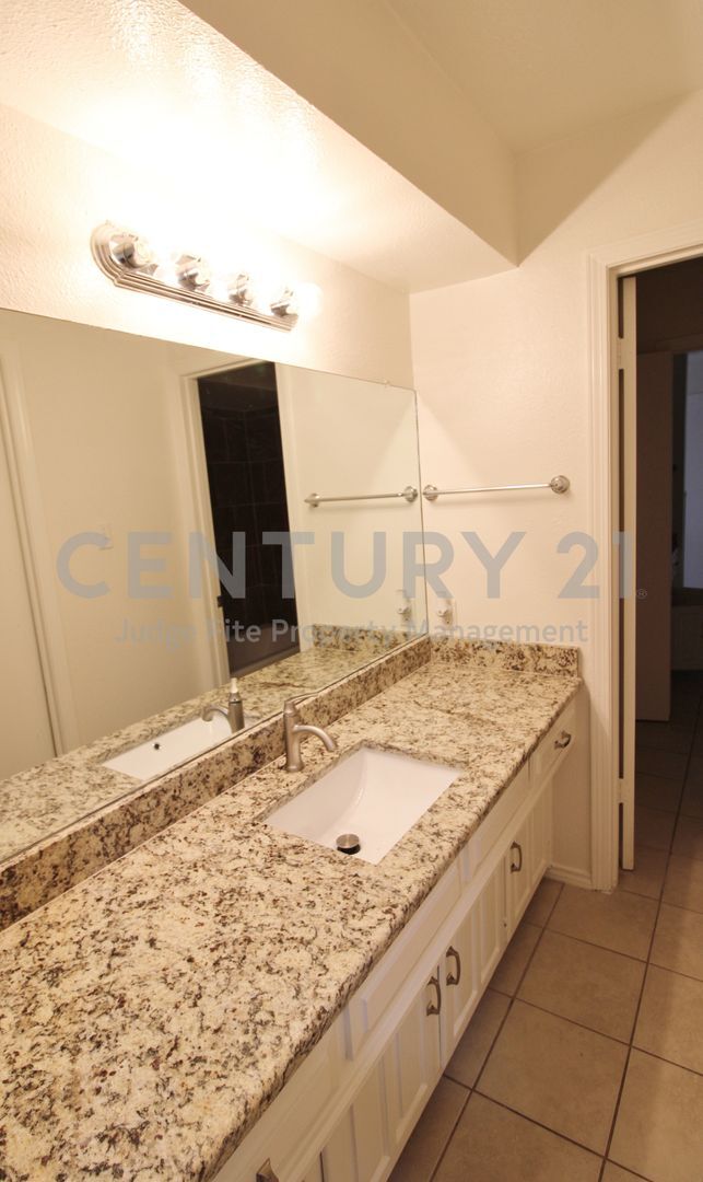 Building Photo - Fabulous 2-Story 5/2.5/2 Adjacent to Creek In DeSoto For Rent!