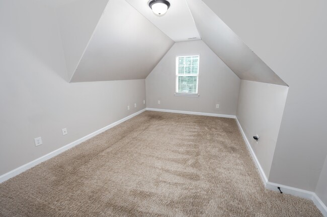 Building Photo - 204 Gillcrest Ct