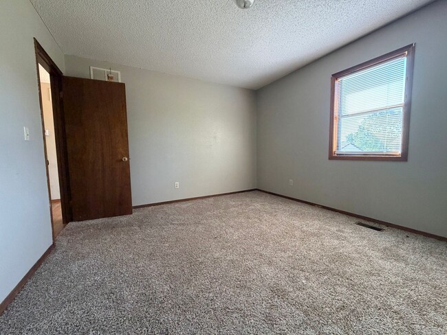 Building Photo - Cozy 2 Bedroom Duplex!