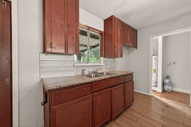 Building Photo - 10506 Buffum St