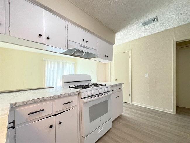 Building Photo - 902 N Meadows Dr