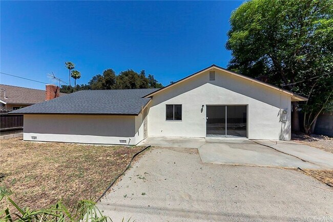 Building Photo - High-Quality Riverside Room Rental
