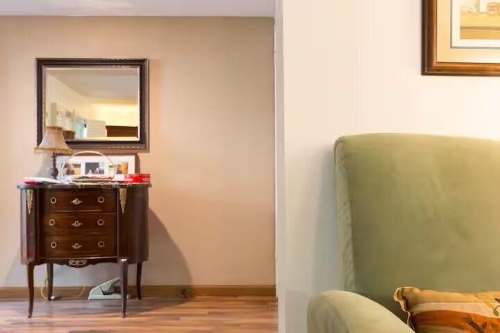 Interior Entryway - 11260 Overland Ave