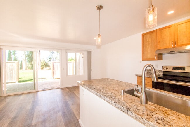 Building Photo - Elegantly Upgraded 2 Bed/1 Bath Condo in U...