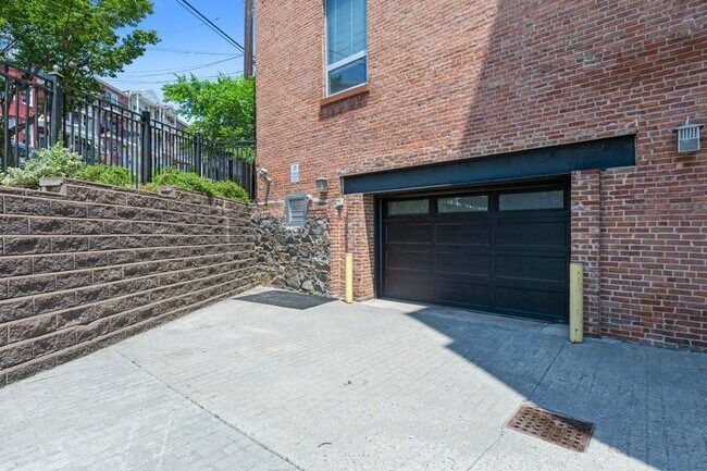 Building Photo - 704 Grand St