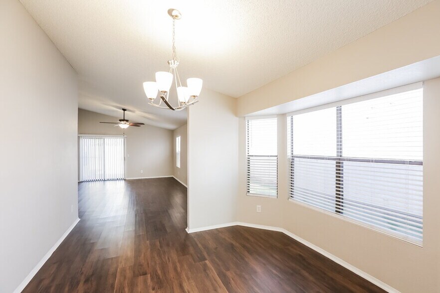 Building Photo - 11622 W Olive Dr