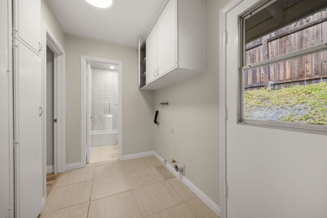 Building Photo - Beautifully upgraded 4-bedroom, 3.5-bathro...