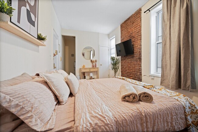 Building Photo - 1762 2nd Ave