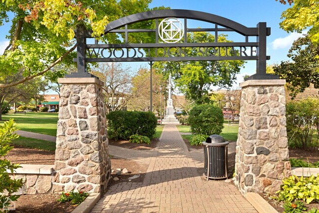 Building Photo - 107 1/2 Dean St