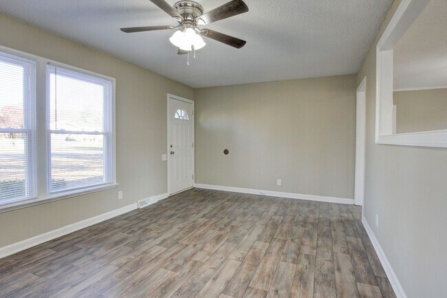 Building Photo - Three Bedroom Home Close to Ft. Campbell